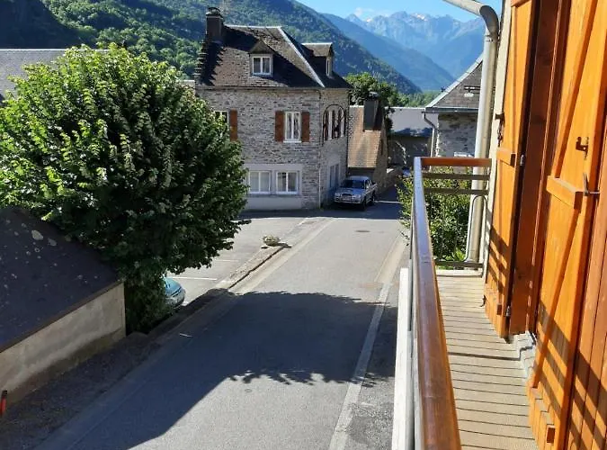 Semesterbostad Maison Des Trois Ormeaux